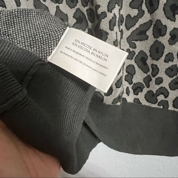 Isaac Mizrahi leopard print sweater small - Picture 11 of 11